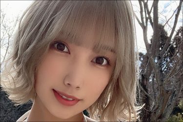 金髪美女・霜月めあ、真冬のプールサイドで美ボディ&ギャルアピール