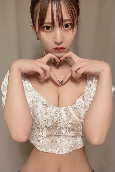 竹内星菜、指ハートと極上ボディのズッキュンツイートでファンの心を鷲づかみの画像1