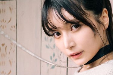 似鳥沙也加、妖艶で衝撃的な美バストこぼれるサイドがら空きニットショット