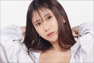 名取くるみ、素肌にパーカー! 艶肌光る谷間全開ラフショット