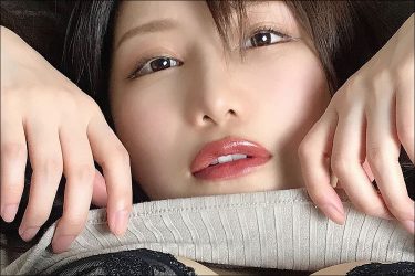 琴井ありさ、メロン級バストをペロンと露出! 超攻撃的ド迫力チラリが大反響