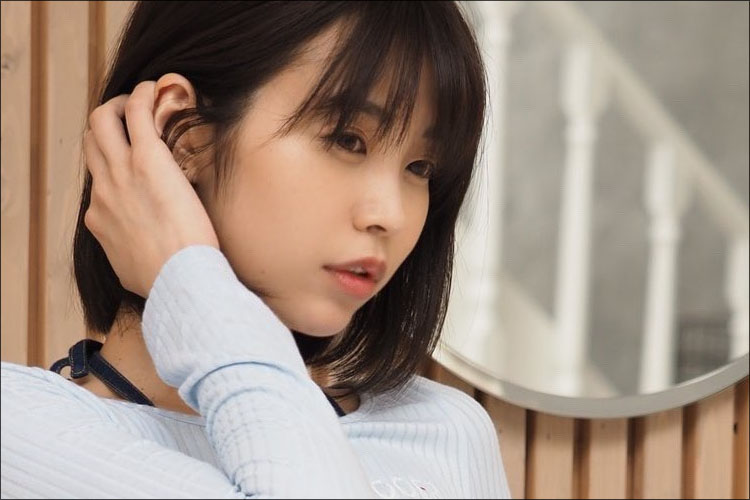 「前と後ろどっちがすき?」真中つぐ、悩ましげに桃尻大開放の画像1