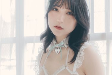 「2.5次元モデル」あまつまりな、甘く過激なオリジナルランジェリー姿