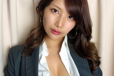 「これで頑張れる?」琴井ありさ、キャリア女子風おはチラで美谷間解放