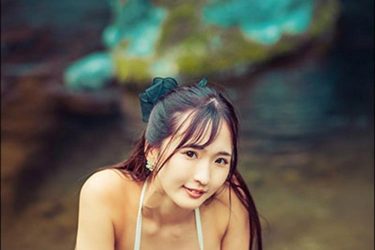 藤田あずさ、岩場の前かがみ美女…思わず吸い込まれそうな深い胸の谷間