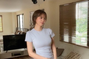 「ショート×高身長×巨乳」絃花みき、完璧ボディをピチピチのスリットワンピで