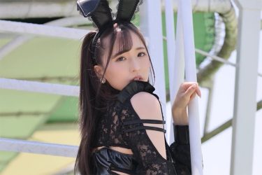 藤田あずさ、真っ白なモチモチ美ヒップ輝く黒づくめバニー