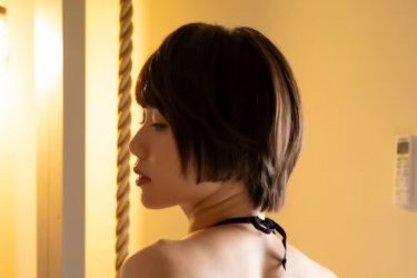 柚乃花、美背中と美ヒップ際立つ妖艶バックショット