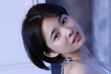 真田まこと、もちもちバストとカーヴィーヒップ輝くメタリックな水着姿