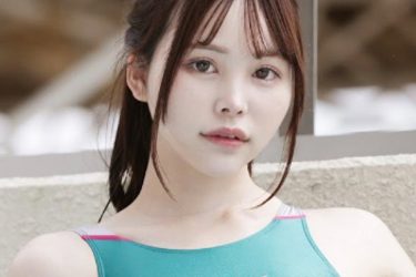 七瀬ルナ、絶妙な位置が濡れるハイレグ競泳水着ショット