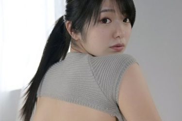 山田かな、胸の横顔覗く背中ガラ空きの無防備姿にファン大興奮