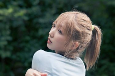 霜月めあ、Tシャツをまくり上げ…紐パン食い込む健康美ボディ