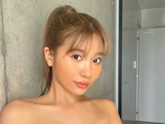 葉月あや、希望的観測か錯覚か…褐色の肌と同化する眼帯水着姿が丸裸に見える