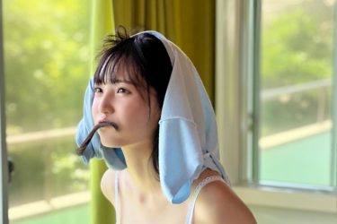 由良ゆら、ヘンテコな脱ぎっぷり…愛嬌たっぷりイタズラ彼女風ショット