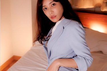 江藤菜摘、残業疲れでベッドに倒れ込む彼女の黒ストッキング美脚