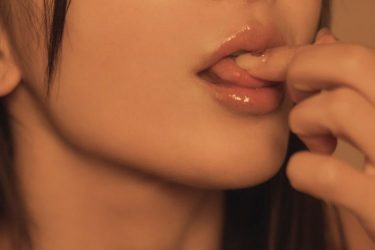 いくみ、晩酌美女の濡れそぼつ唇