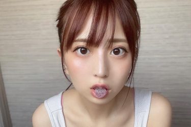 竹内星菜、小さな口にグミを咥えて上目遣い…谷間ばっちりリラックスショット