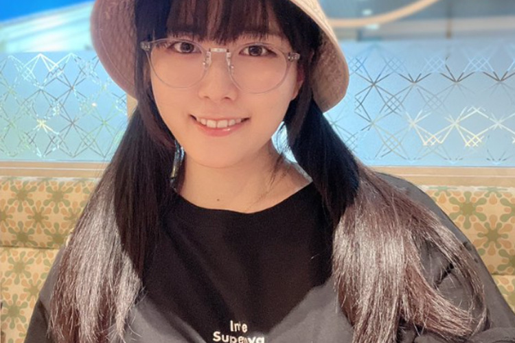 東雲うみ、ダボダボTシャツでも隠せぬ大迫力バストの画像1