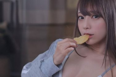 宮本彩希、同棲感と美胸あふれる極小ビキニのリラックスモード
