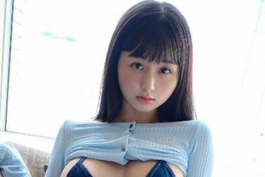 くりえみ、デニムinデニムの大胆デニムコーデでムニムニ美バスト大開放