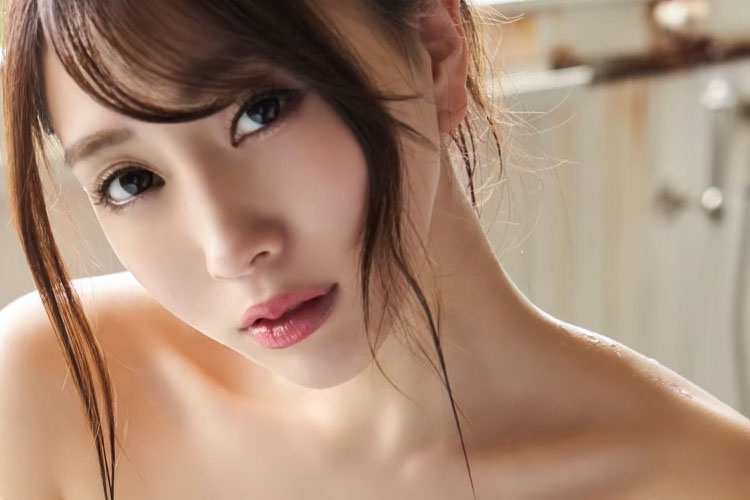 「お背中流しましょうか?」森咲智美、ほぼ裸の艶光る湯女ショットの画像1