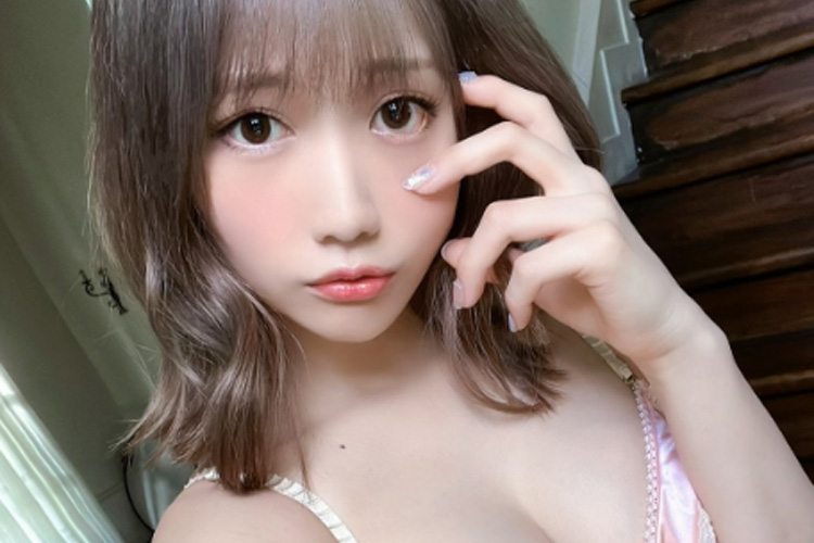 篠原みなみ、天才的な構図でバスト&ヒップのダブル攻撃の画像1