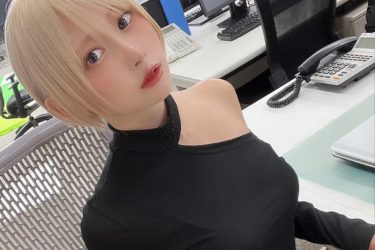 金髪ショート美女代表・篠崎こころ、オフィスで扇情的ボディライン