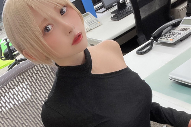 金髪ショート美女代表・篠崎こころ、オフィスで扇情的ボディラインの画像1