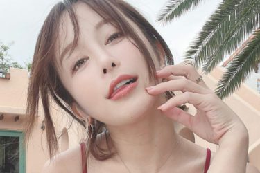 いくみ、あわやポロリの挑発的ビキニ姿に「圧倒的フェロモン」「100点満点で8億点」