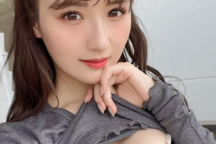 伊藤愛真、天使の笑顔でぺろん…美白バストをギャップ露出の画像1