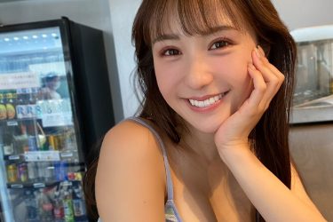 伊藤愛真、爽やか笑顔で大胆露出…美谷間あふれるキャミワンピが破壊力抜群