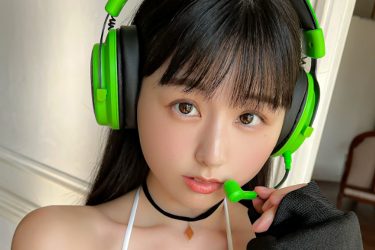 くりえみ、ゲーマーの夢…破壊力満点ビキニヘッドホン!