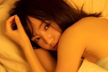 西永彩奈、うつ伏せの素肌と流し目と…常夜灯の妖艶美