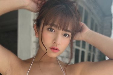 徳江かな、小麦色の肉感バストと白ビキニ