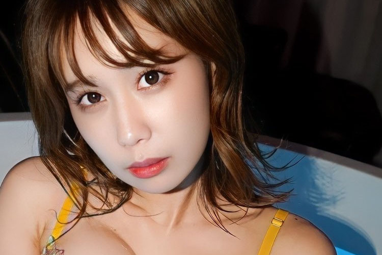 相原美咲、むぎゅ! グラマラスにランジェリー入浴の画像1