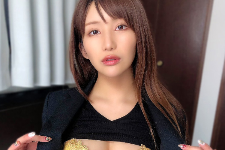 「会社じゃ見れない」琴井ありさ、挑発的モロ見せの画像1