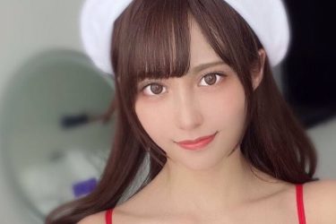 花咲れあ、赤ブラ露出の白衣の天使