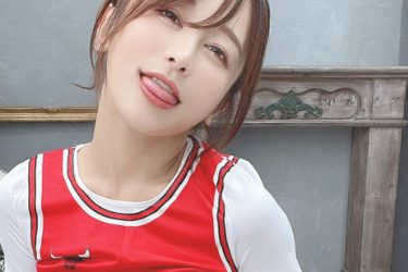 いくみ、バスケコスを半脱ぎ…舌ペロと妖艶ポーズに「キワ攻めの匠」