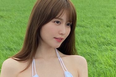 小日向ゆか、まん丸バストが美しい草原のヴィーナス