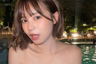 宮崎あみさ、プライベートのナイトプールで深い美谷間