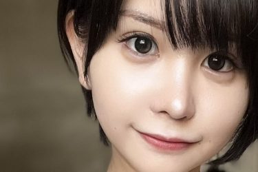 パピコ、さらなる二次元化…黒髪ショートで完璧ボディ