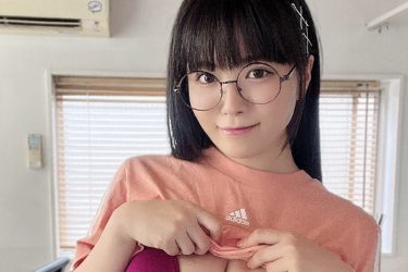 東雲うみ、清純派メガネっ子の「けしからん」ボディ