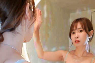 相原美咲、鏡の中の美谷間…シースルー越しの美ヒップ