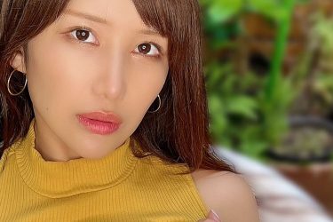 琴井ありさ、覗かれの背徳感…屋外露出で黒ブラの誘惑