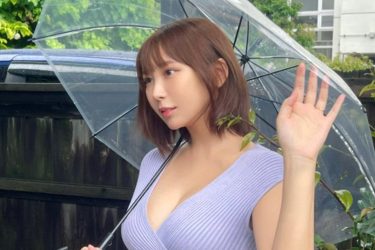 日向葵衣、若奥様の裏の顔…昼下がりの美ヒップ露出