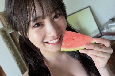 横野すみれ、胸の実り豊か…スイカ片手の王道スマイル