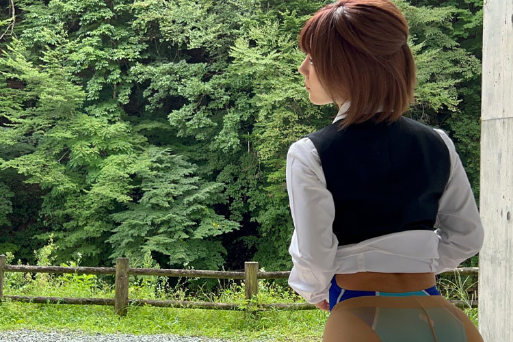 大川成美、スーツの下は競泳水着…パンスト越しの美ヒップの画像1