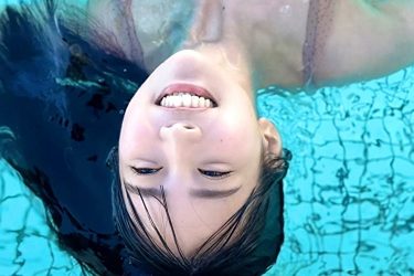 天羽希純、とんでもない「チチワ」の存在感…笑顔の仰向けプールショット