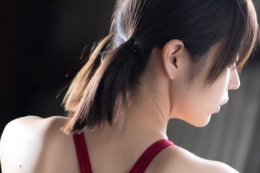 人気レイヤー・真中つぐ、堂々の競泳水着ヒップ