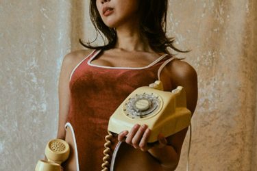 相原美咲、受話器のコードを超ハイレグの股間に這わせ…大胆かつシュールな姿に称賛と困惑